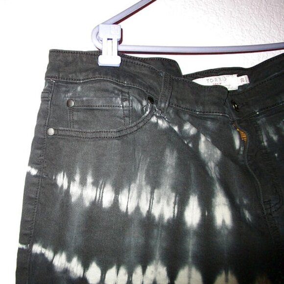TORRID Tie-Dye DENIM Size 22 Midi SHORTS High Rise STRETCH Black FRINGE Jean - Picture 3 of 11